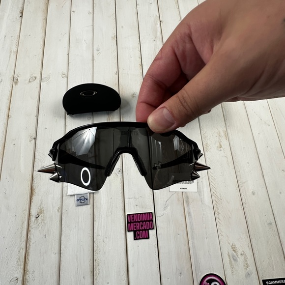 VETEMENTS SS19 SPIKED SHIELD OAKLEY 200 SHADES SUNGLASSES : BLACK - Picture 8 of 16